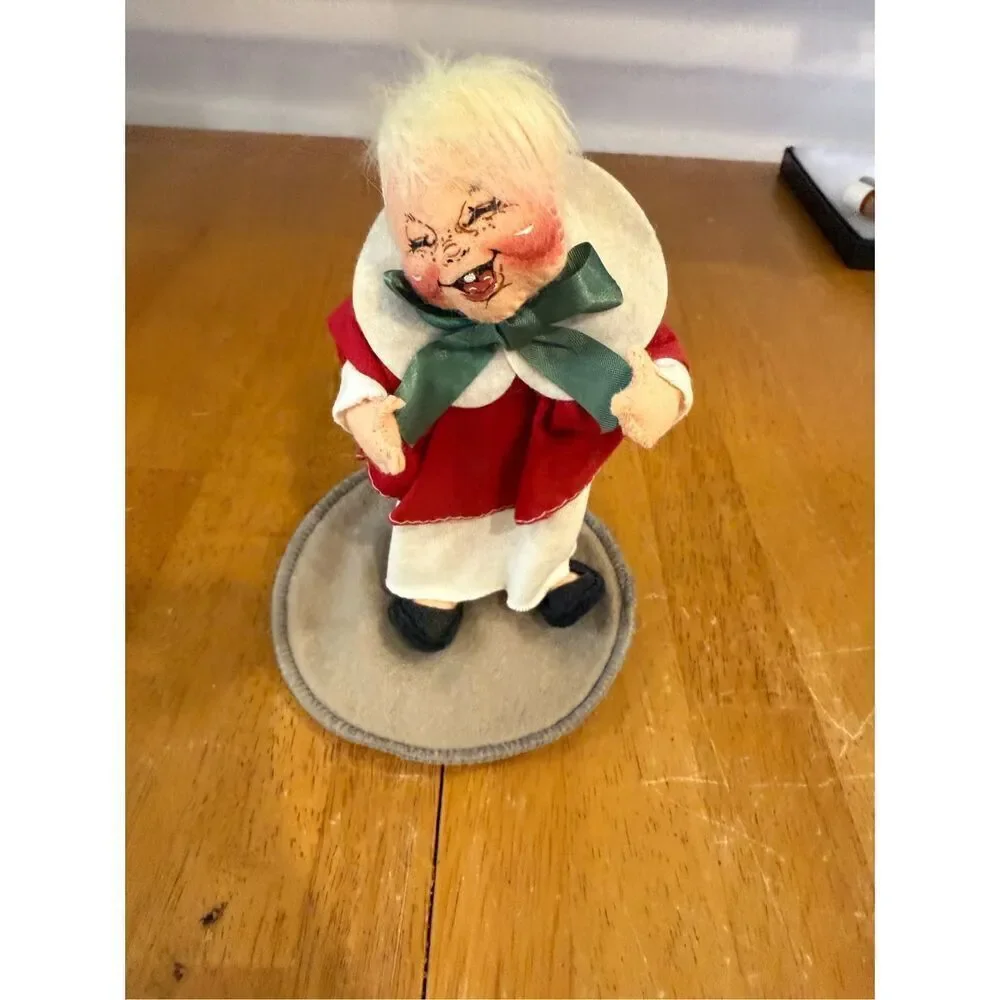 Annalee Girl Caroler Doll 1994